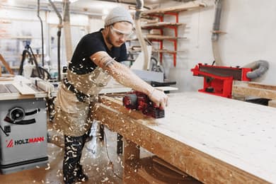 Trabajo profesional con madera y maquinaria
